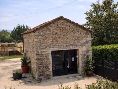 local commercial avec extérieur et parking _ ruoms