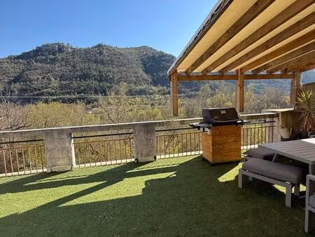 maison de rue avec terrasse