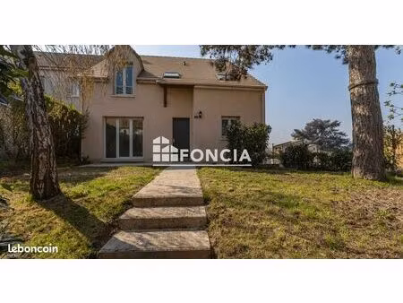 maison mitoyenne de 80m2 habitable et 138m2 surface au sol  rez-de-chaussée  1er étage et 