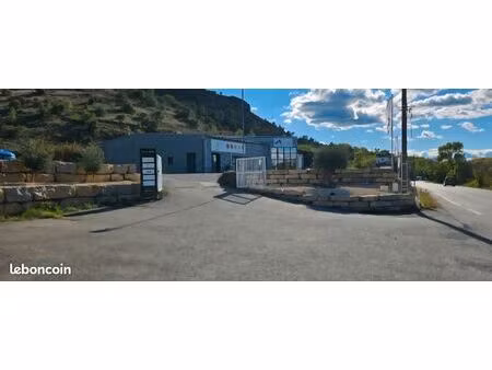 bâtiment commercial avec stockage