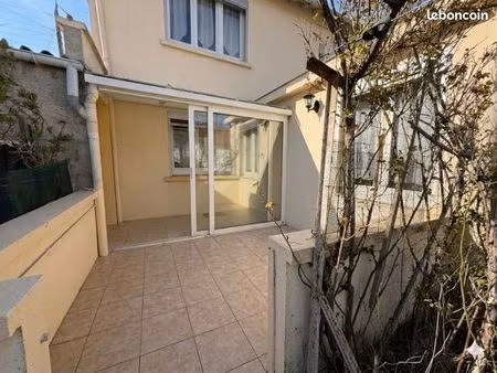 maison semi-individuelle à rénover avec grand garage accolé