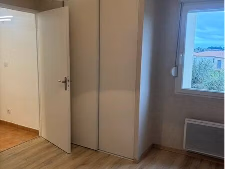 ? t2 46 m² avec balcon – refait à neuf – dernier étage – parking – berriac