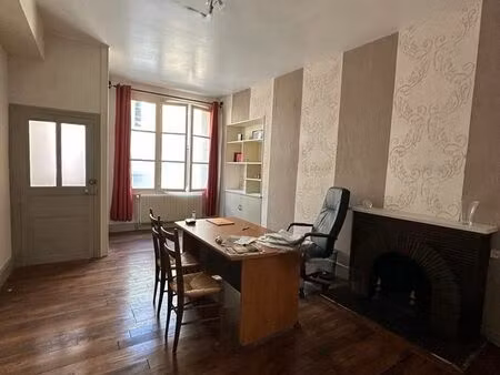 immeuble de caractere avec cour interieure centre ville bar sur seine