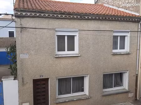 coursan  maison de village  bon quartier paisible