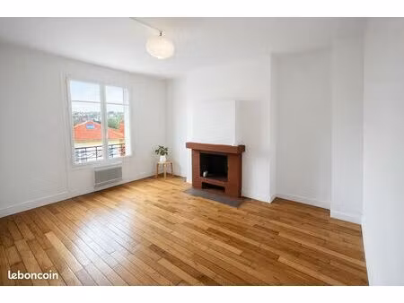 beau studio avec cuisine indépendante