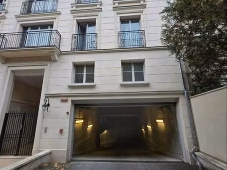 1 parking  résidence récente  hsp de passage 2 10m  quartier résidentiel  mairie  frais de