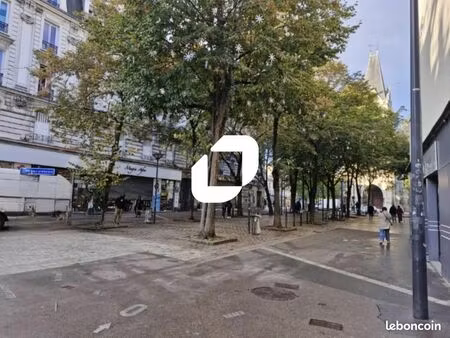 local commercial 64 m²