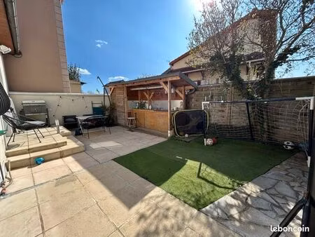 maison 69 m² 2 chambres et 1 bureau ou chambre enfant - terrasse  box  parking – rer c à 7