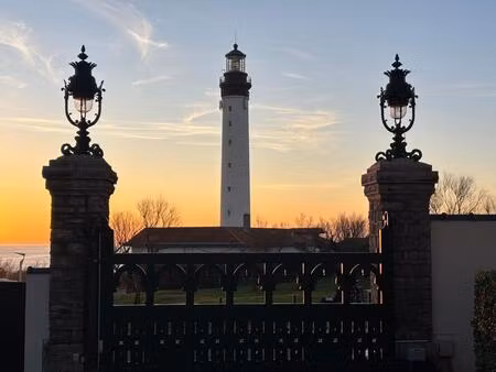 l’horizon pour seul vis-à-vis : l'exception au phare de biarritz