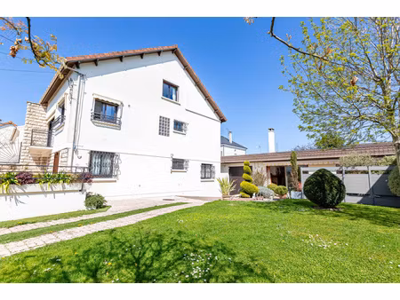 maison avec 4 chambres  2 garages  jardin et une dépendance de 50 m²