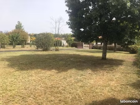 a vendre terrain 450 m² (libre de constructeur) dans quartier calme idéalement situé