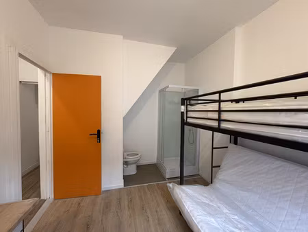 maison de 85m2 divisée en 6 chambres / studios complétés d'u