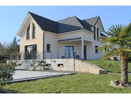 maison contemporaine sur près de 5 000 m² de terrain avec piscine