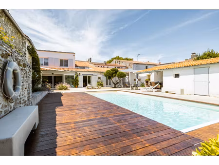 bâtisse d'époque et de caractère en coeur de village