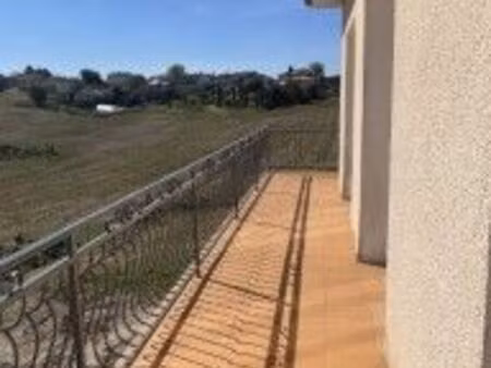 location appartement 120 m2 avec jardin et place de parking