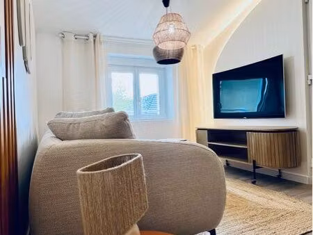 à louer – superbe t2 entièrement rénové décoré et meublé avec jardin en hyper centre de bo