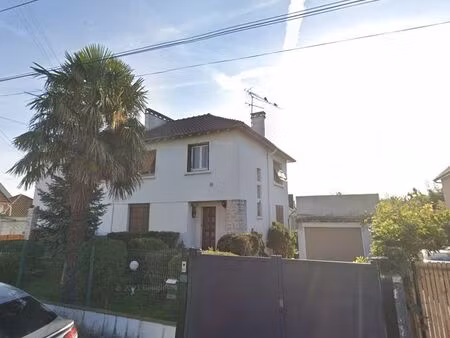 maison familiale avec jardin  dépendances et garage