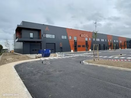 local d'activité 900 m²