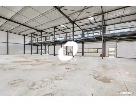 local d'activité 850 m²
