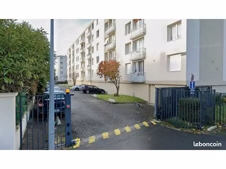 box / garage / parking fermé a louer