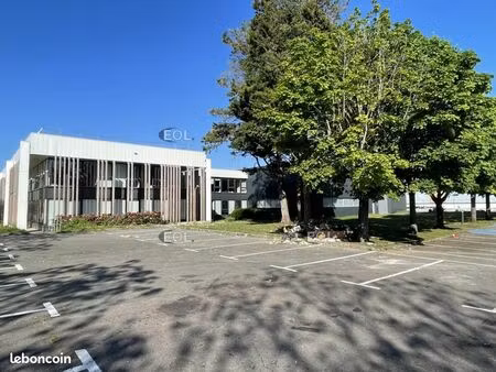 local bureaux 2 250 m²