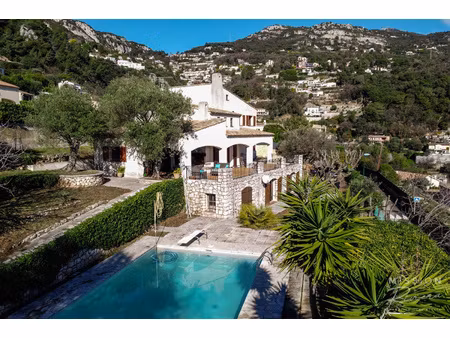 villa provençale offrant une vue panoramique sur la mer à la