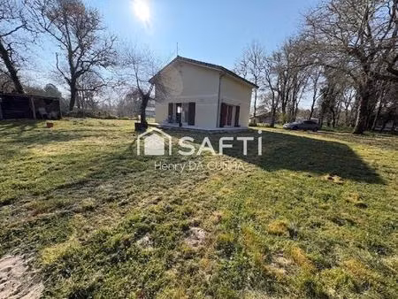 maison récente avec terrasse et grand terrain .
