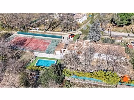 villa totalement rénovée de 130m² sur 2078m² de terrain clos avec piscine et tennis