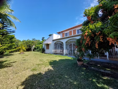 zone résidentielle villa f6/7 à rénover sur 1600 eur m2 de ter