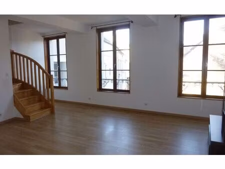 location appartement  m² t-1 à laon  640 €