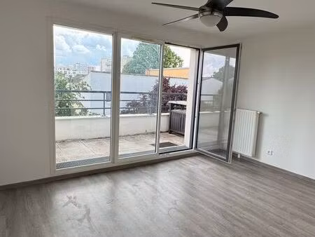 grand f2 avec balcon au calme