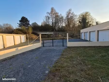 garage dans cour fermée