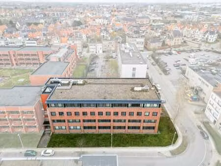 spacieux bureaux paysagers dans un emplacement de premier ch