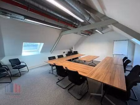 454 m² de bureaux prêts à l'emploi près de la r4