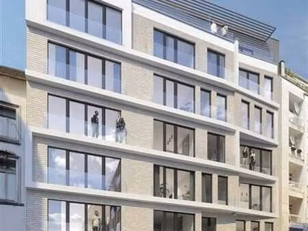 commerce libre de 370 m2 avec une vitrine avant et arriere d