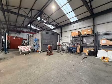 spacieux entrepôt - 500 m2 + bureaux + parkings