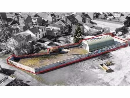 spacieux entrepôt de 200m² sur une parcelle de +/- 11 ares