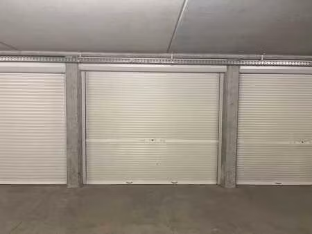 box fermé à louer à wavre dans résidence sécurisée .