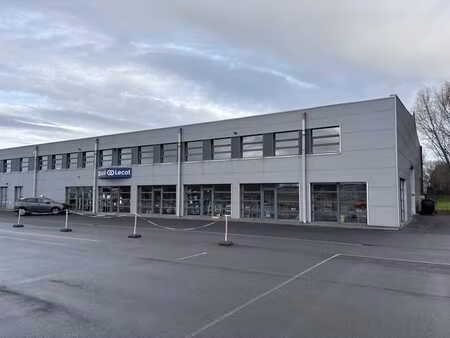 entrepôt polyvalent/propriété commerciale d'environ 1 400 m²