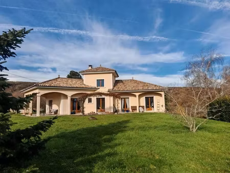 location meublée maison 5 pièces 136 m² à cellieu (42320)  1 500 €