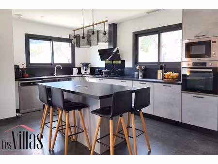 villa 5 chambres avec piscine  grand garage   vue sur les al