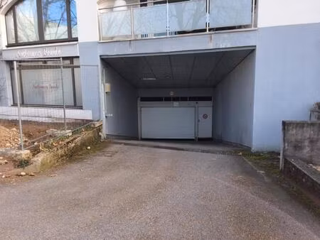a louer garage av gantin / place d'armes dans residence securisee