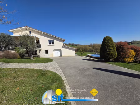 fermette rénovée avec vue panoramique  véranda et terrain de