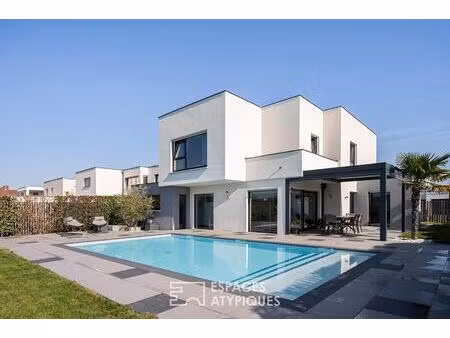 maison d'architecte contemporaine avec piscine et vue dégagée