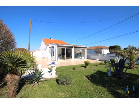 grande maison familiale avec jardin paysagé