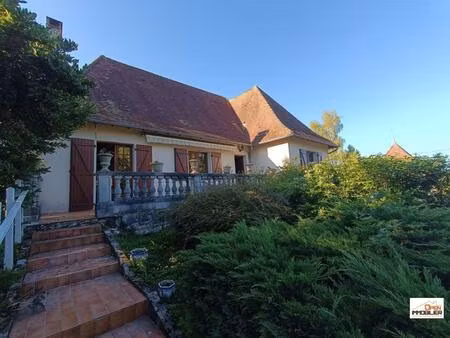propriété de charme à troche : maison familiale  dépendance  verger et étang dans un écrin