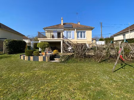 pavillon trois chambres dans village avec commerces et école
