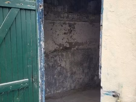 garage à scooter ou petite pièce de stockage