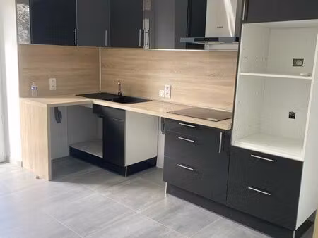 à louer – t2 rénové avec terrasse et stationnement – bouc-bel-air (13320)