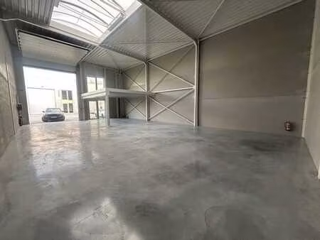 nouveau dépôt de 185 m² avec mezzanine de 30 m² à louer